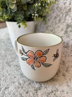 Spectrum Designz Ceramic Flowers & Bees Coffee Mug NWT 18oz.